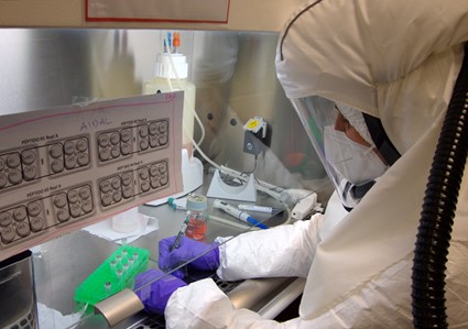 2024 04 16 Una investigadora trabaja en el laboratorio de contención biológica del CBM-CSIC-UAM