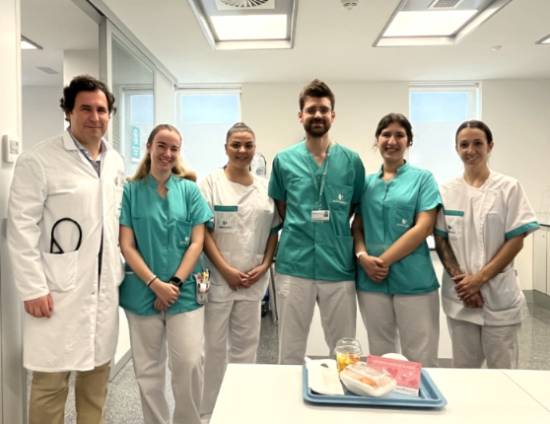 Profesionales del Hospital Quirónsalud Córdoba con la merienda especial ofrecida a los pacientes con motivo de San Valentín.