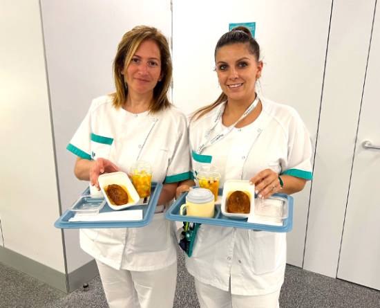 Profesionales del Hospital Quirónsalud Córdoba con la merienda especial.
