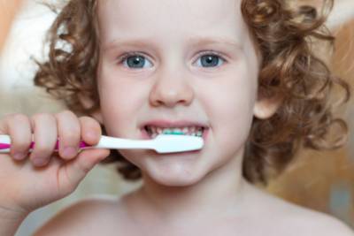 Niño lavándose los dientes