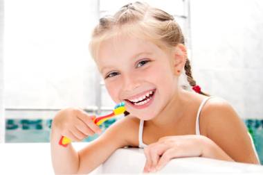 ¿Cómo tienen los niños que cepillarse los dientes?
