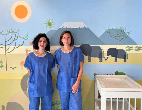 De izquierda a derecha, Laura Moreno y Laetittia Crosse, matronas del Hospital Quirónsalud Córdoba.