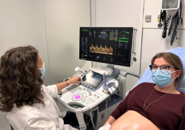 La doctora Romero realiza una eco doppler de las arterias uterinas a una paciente.