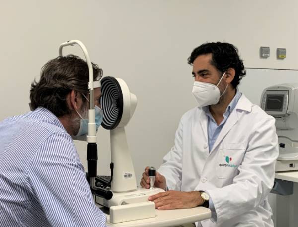 El doctor Rafael Giménez en consulta con un paciente.
