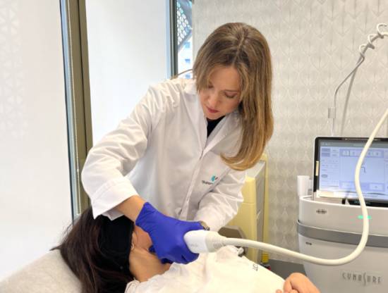 La doctora Espiñeira realizando el tratamiento de radiofrecuenica en consulta.