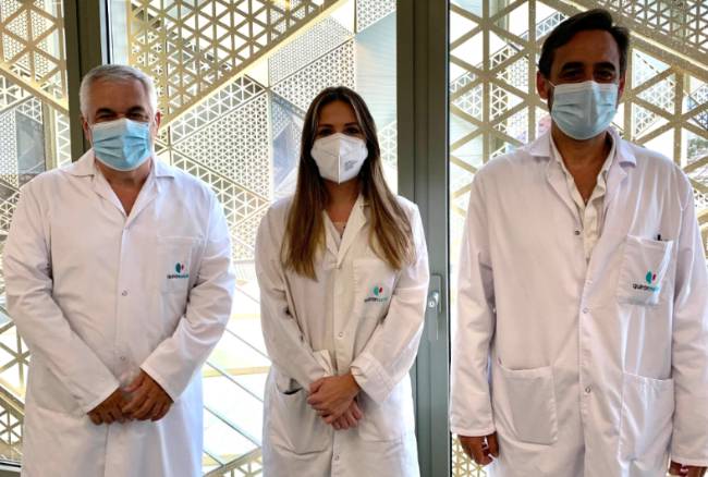 De izquierda a derecha, el jefe de servicio de Pediatría, Francisco Javier Baena, la doctora Sara Copete, y el jefe de servicio de Reumatología, Manuel Romero.