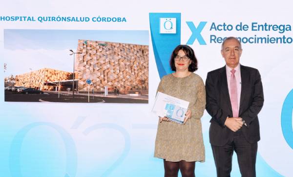 Lydia Ariza, responsable de Calidad del Hospital Quirónsalud Cordoba, recoge el premio.