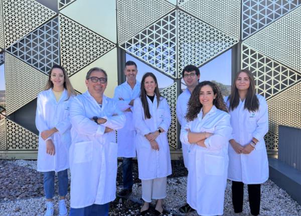 El doctor Ruiz Masera (segundo por la izquierda), junto al resto del equipo médico del Servicio de Cirugía Oral y Maxilofacial y Odontología.