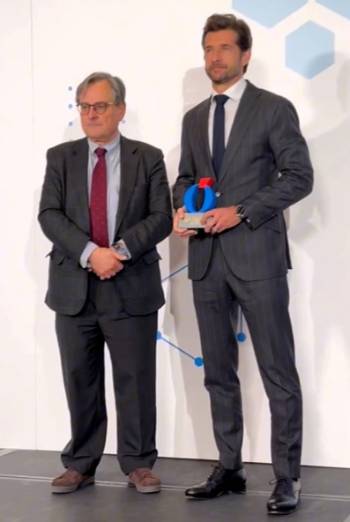 El Dr. Miguel Sánchez Encinas recogió el premio de manos de Francisco Maruenda, director de La Razón