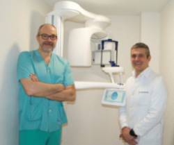 Drs. Cebrian y Montesdeoca en escaner facial