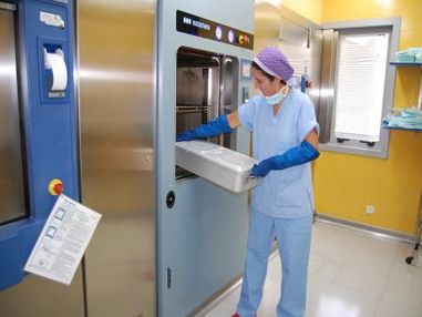 Personal con una máquina de esterilización