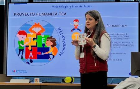 Mayra Castelo muestra las pegatinas identificativas para pacientes con TEA