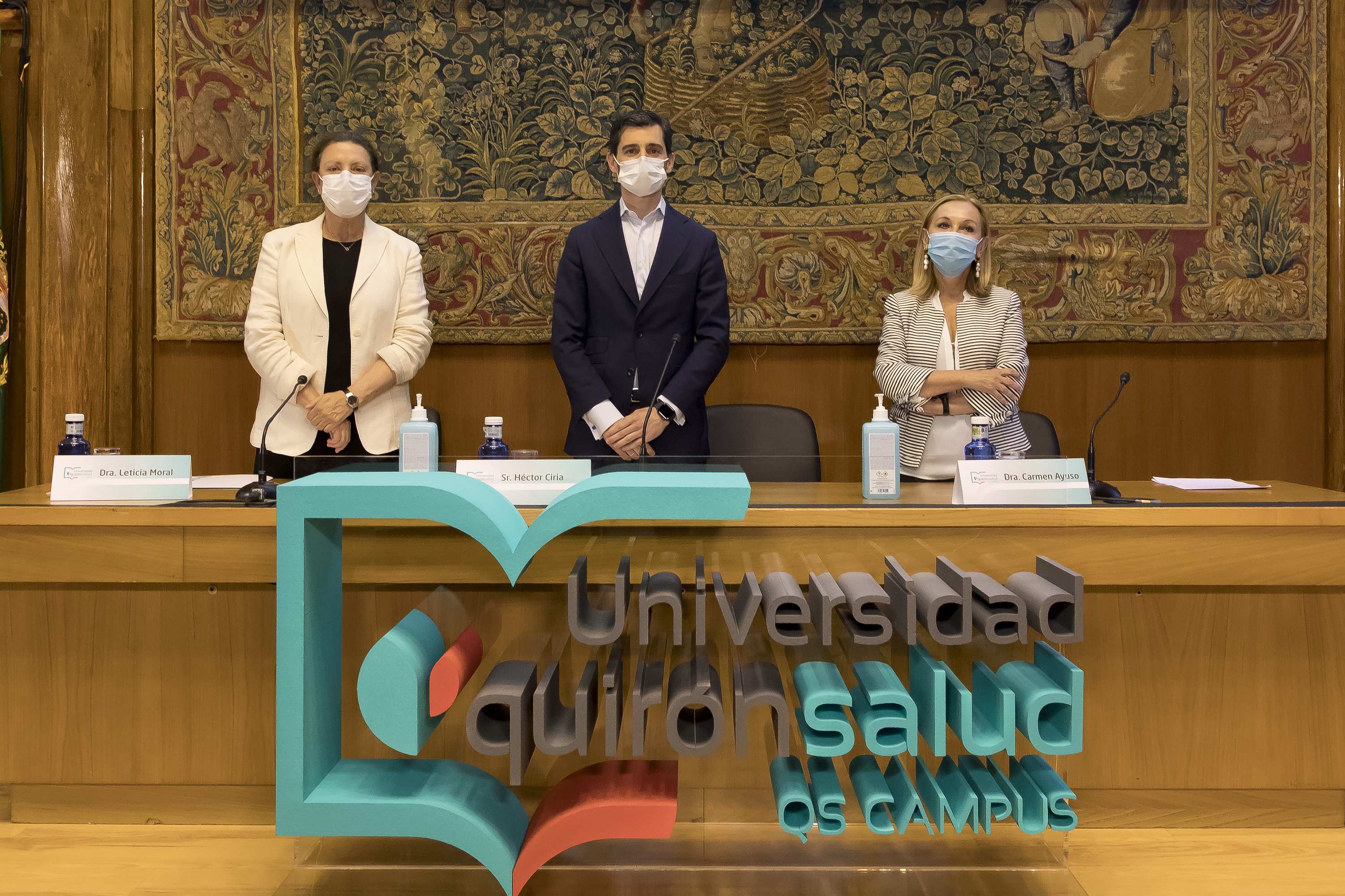Leticia Moral, Héctor Ciria y la Dra. Carmen Ayuso, durante las II Jornadas de Investigación Quirónsalud_LMD7171