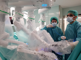 2021 07 05 El Dr. Ramiro Cabello realizando una intervención urológica con el robot quirúrgico Da Vinci de la FJD