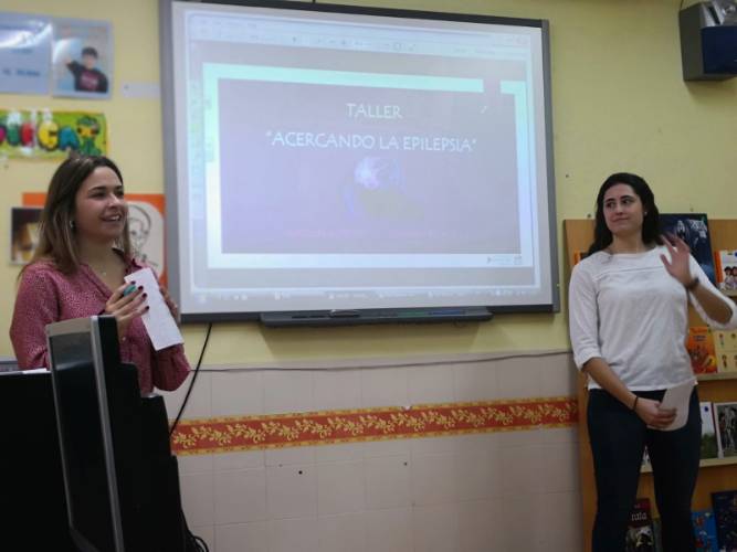 Carmen Estades y Natalia Alonso aplicando el programa de Educación para la Salud