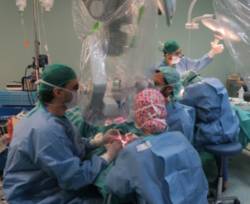Equipo de cirugía reparadora en quirófano