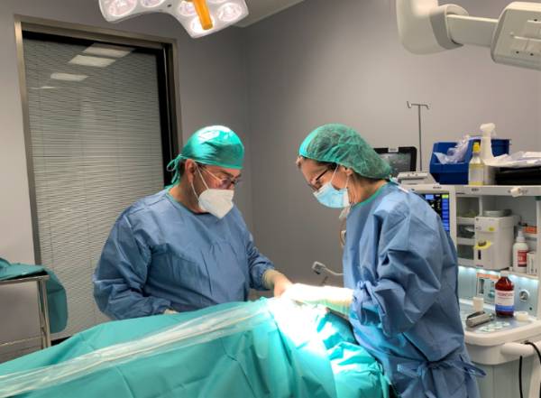 Los doctores Albalá y Ruiz Masera, realizando la técnica de biopsia selectiva de ganglio centinela en quirófano.