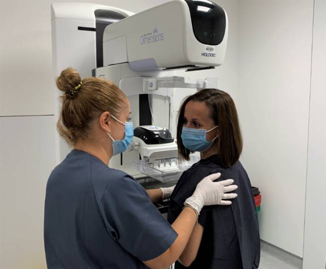 Una paciente durante la realización de una mamografía.