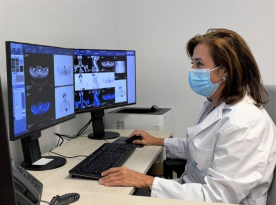 La doctora Benítez estudia imágenes obtenidas con las gammacámara.