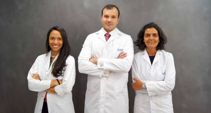 doctores Juliana Ochoa, Juan Paulo Navarro y Silvia Sánchez-Ramón