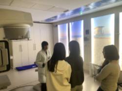 Beatriz Mateo enseñando uno de los aceleradores de radioterapia