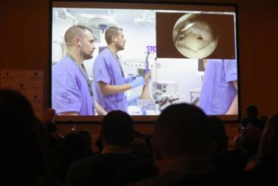 Los doctores Vicente Carratalá y Javier Lucas durante la cirugía en directo