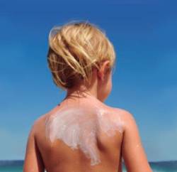 Secar los oídos después del baño, utilizar crema solar o hidratarse, algunos consejos para prevenir las enfermedades de verano