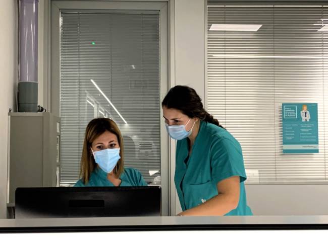 Dos enfermeras consultan la herramienta para la detección precoz de la sepsis en Urgencias.