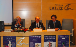 Dr. Francisco Villarejo (Director del Simposium), D. José María Sánchez de la Peña (Presidente del Consejo del Hospital La Luz) y Dr. Gonzalo Bartolomé (Director Hospital La Luz)