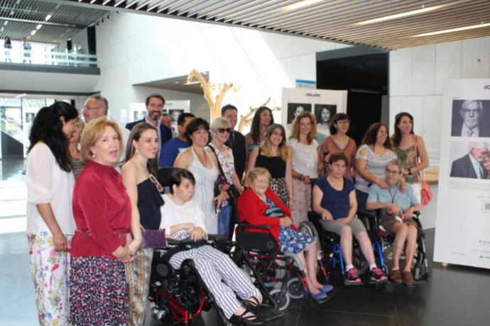 Pacientes afectados y familiares acudieron a la inauguración de la exposición
