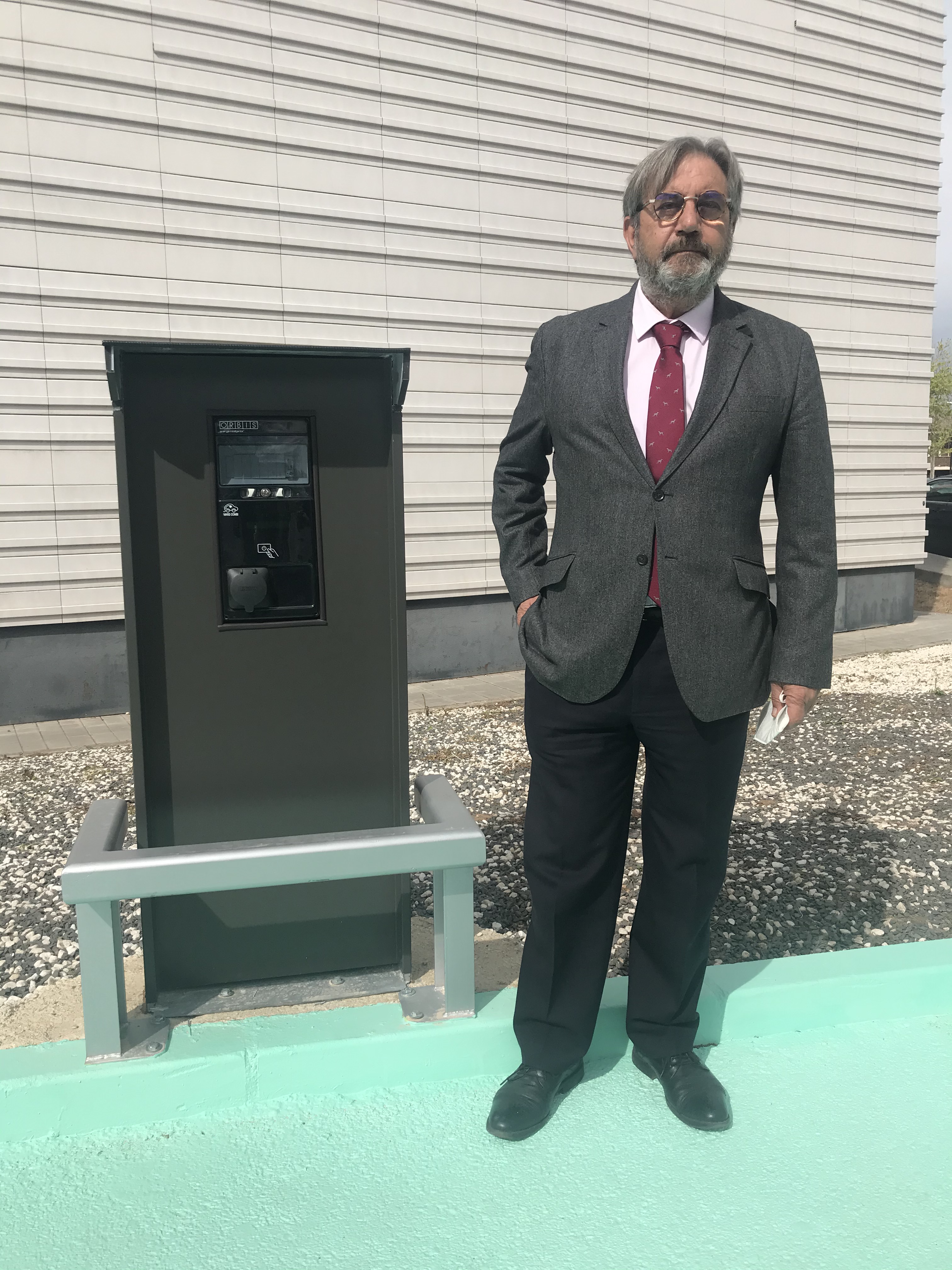 Instalación tres puntos de recarga vehículos electricos Hospital Quirónsalud Ciudad Real