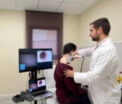 El doctor Luis Ortega con el videodermatoscopio