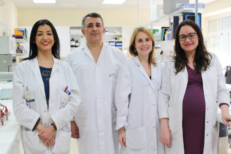 2018 06 18 El Prof. Ortiz y la Dra. Dra. Sánchez-Miño (dcha), junto a otros miembros de su equipo