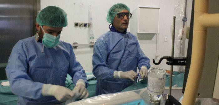 El doctor Martín Reyes (derecha), realizando el procedimiento.