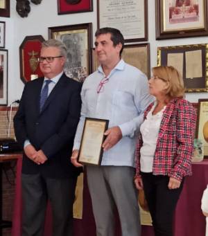 El doctor Gallego recibe la Mención de Honor Dulce de Membrillo de Puente Genil