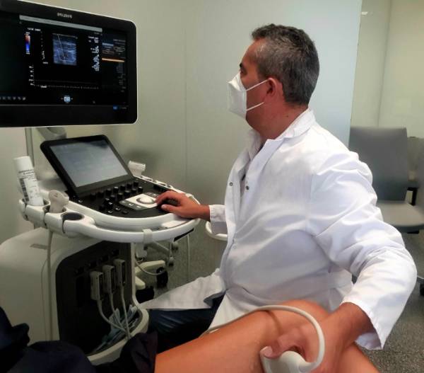 El doctor Sánchez Maestre realiza una eco-doppler a una paciente