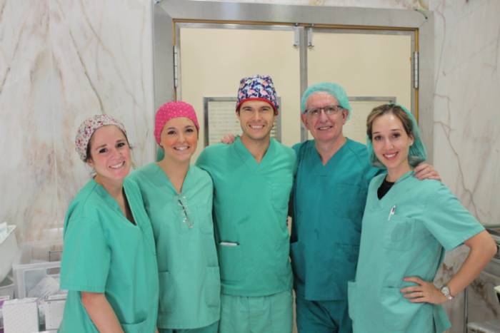 El doctor Noval y su equipo tras la operación