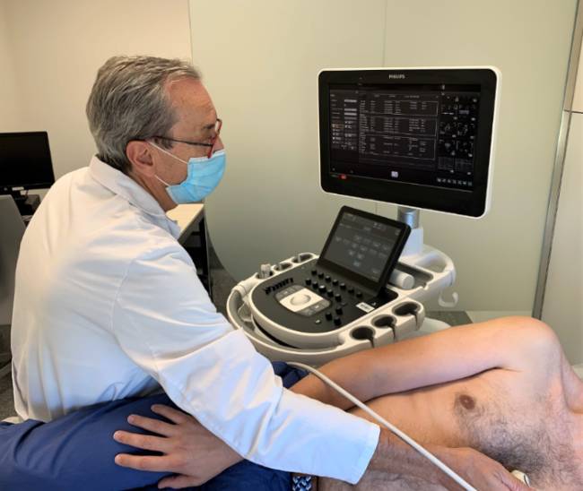 El doctor Manuel Anguita realiza un ecocardiograma a un paciente.