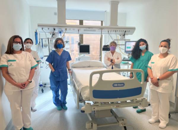 La doctora Quero junto a profesionales de Enfermería del Hospital Quirónsalud Córdoba