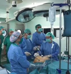 Equipo del Dr. Miras durante la cirugía