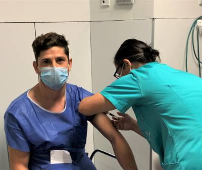 Un pofesional del Hospital Quirónsalud Córdoba se vacuna de la gripe.
