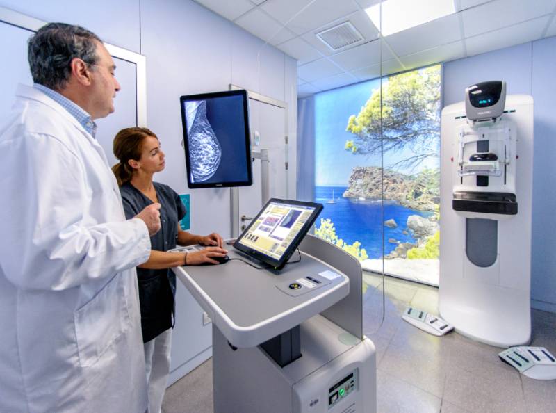 1. HQPP - El doctor Miguel Antón García con el nuevo equipo de mamografía digital del Hospital Quirónsalud Palmaplanas