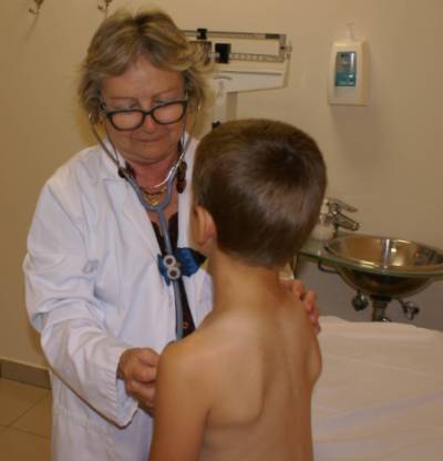 Una pediatra realizando la revisión a uno de los niños