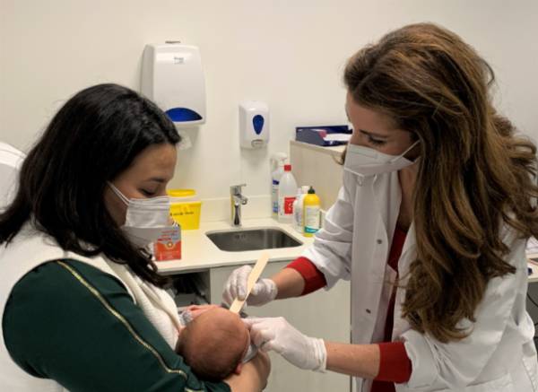 La cirujana pediátrica, Victoria Jiménez, reconoce a un bebé en consulta.