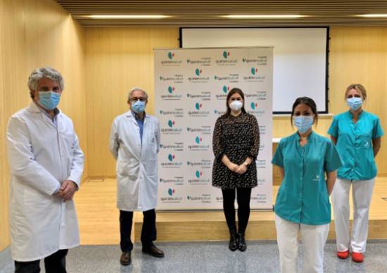 Los doctores Palomares y Gómez Vázquez, junto a Claudia Medina, presidenta de Adicor y dos enfermeras del hospital.