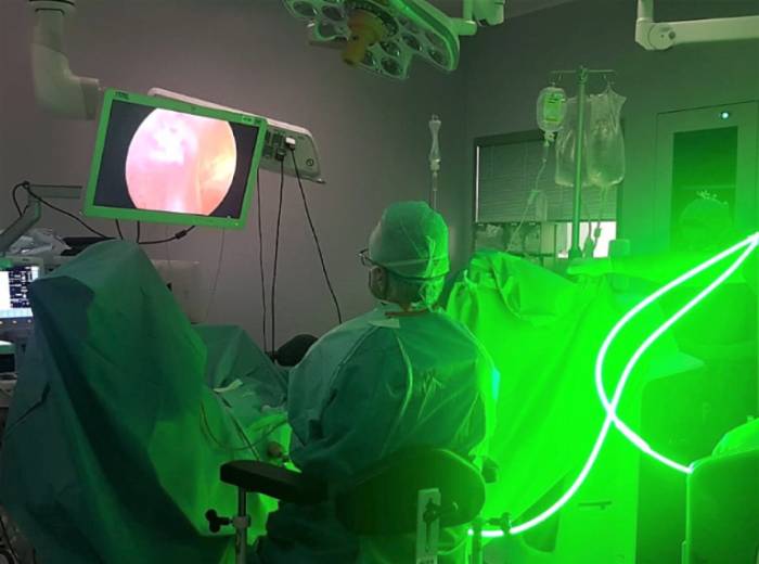 El doctor Álvarez Kindelán en una intervención de próstata con láser.