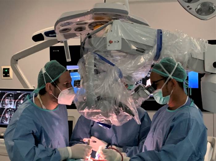 Los doctores Barbeito (izquierda) y Orozco (derecha) durante una intervención quirúrgica.