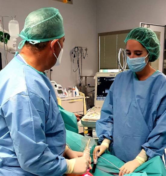 En la foto, el doctor Sánchez Maestre realiza una cirugía a través de endoláser.