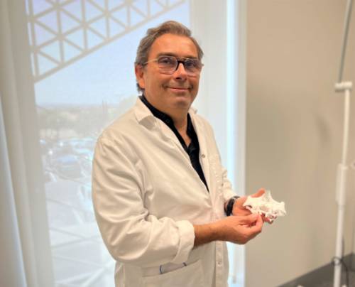 El doctor Ruiz Masera muestra una réplica en poliamida de un implante subperióstico customizado (ISC).
