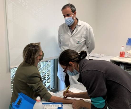 Una enfermera realiza una prueba de alergia a una paciente en consulta del doctor García Núñez.